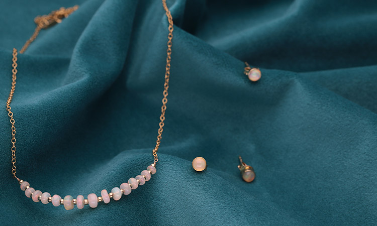 baner kategorii biżuteria z opalem przedstawiający naszyjnik i kolczyki sztyfty z opalem