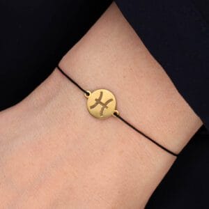 Bransoletka dla Ryb czarny sznurek z celebrytką z grawerem. Bransoletka srebrna pozłacana na czarnym sznurku na ręce