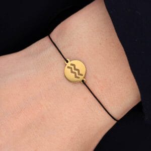 Bransoletka dla Wodnika na sznurku z celebrytką. Bransoletka srebrna pozłacana idealna dla Wodnika na ręce