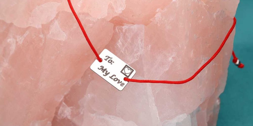 Damska bransoletka na czerwonym sznurku srebrna celebrytka pocztówka POSTCARD na kamieniu kwarcu różowego Damska bransoletka na czerwonym sznurku z celebrytką w kształcie pocztówki na kamieniu kwarcu różowego