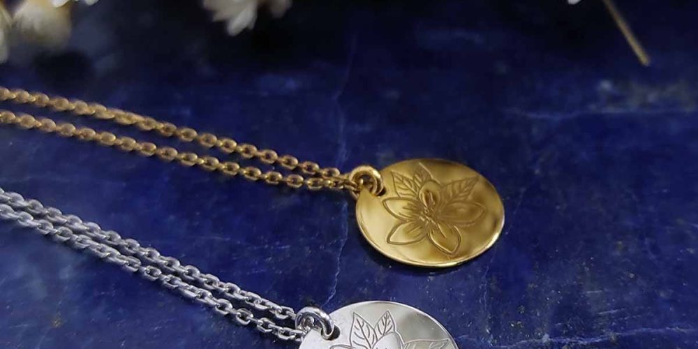 Damskie naszyjniki srebrne i pozłacane celebrytka kwiaty BLOSSOM Dwa naszyjniki celebrytka z kwiatami w formie srebrnej i pozłacanej. Naszyjniki leżą na lapis lazuli