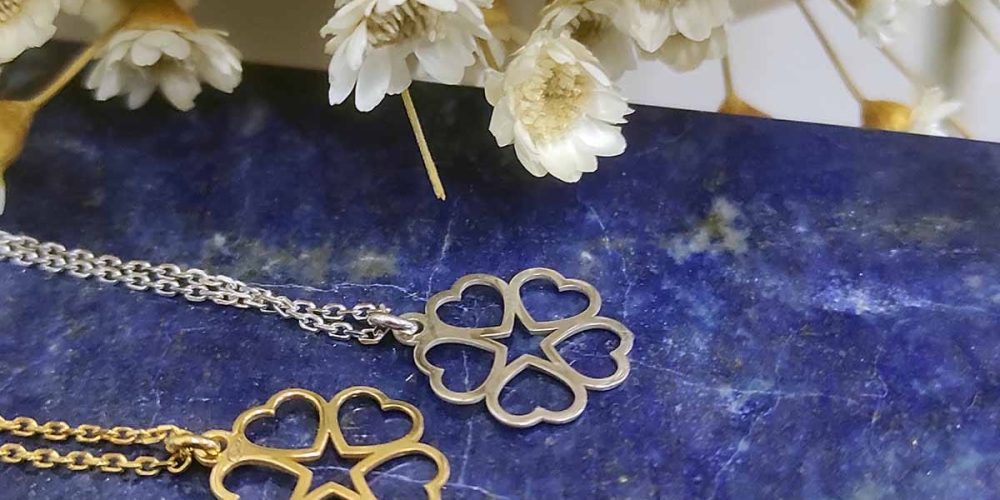 Damskie naszyjniki srebrne i pozłacane celebrytka serca LOVE COMBO Dwa naszyjniki celebrytka z sercami w formie srebrnej i pozłacanej. Naszyjniki leżą na lapis lazuli