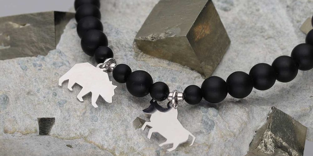 Elastyczna bransoletka męska z czarnego agatu i srebra BULL&BEAR na pirycie Elastyczna męska bransoletka z kulek czarnego agatu oraz srebra próby 925 z celebrytkami w kształcie niedźwiedzia i byka na pirycie