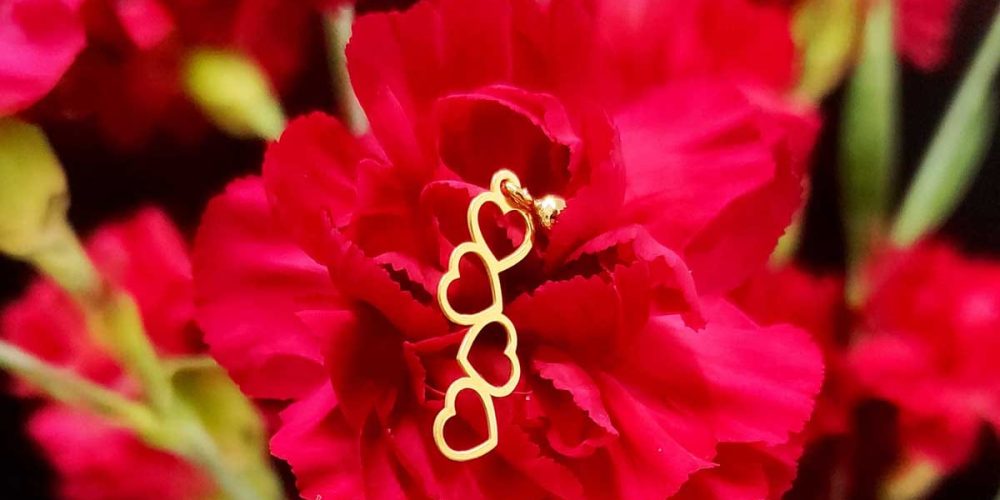 Damskie kolczyki sztyft pozłacane celebrytka serca FOUNTAIN LOVE na kwiatku Damskie kolczyki sztyft celebrytka serca wykonana ze srebra 925 pozłoconego położone na kwiatku