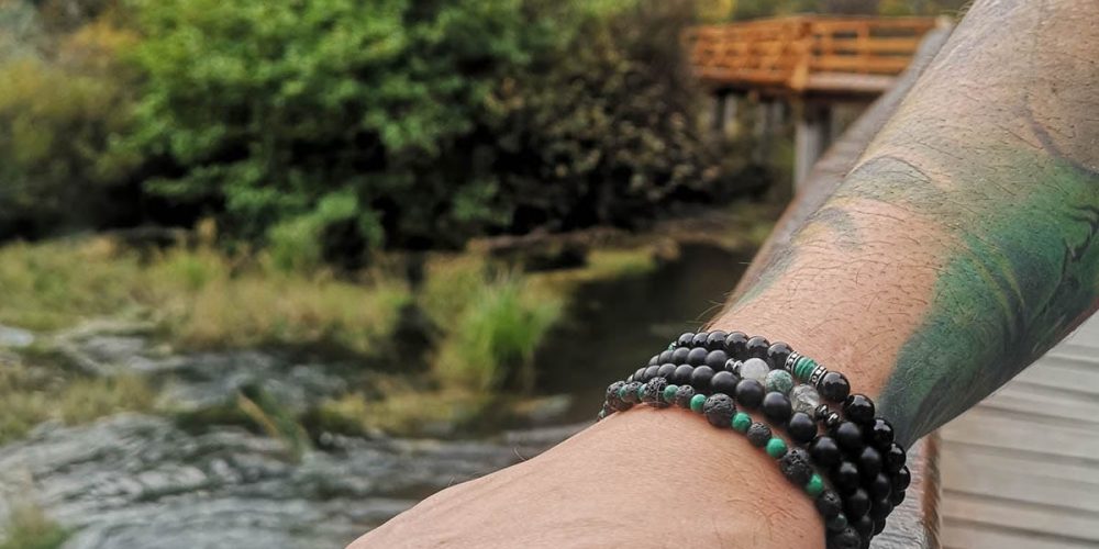 bransoletka męska z malachitem agatem MOSS RICHIE BLACK AND GREEN ubrane Ubrany zestaw męskich bransoletek z naturalnymi kamieniami takimi jak agat, onyks, malachit i lawa wulkaniczna