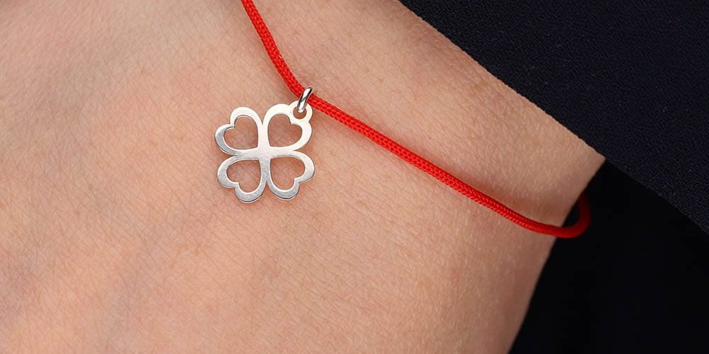 bransoletka na szczęście na czerwonym sznurku czterolistna koniczynka srebrna na ręce Bransoletka na szczęście srebrna z koniczynką na ręce
