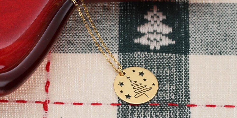 Naszyjnik świąteczny pozłacany gwiazdki i choinka STARS AND TREE Świąteczny naszyjnik srebrny pozłacany z gwiazdkami i choinką okrągła celebrytka STARS AND TREE