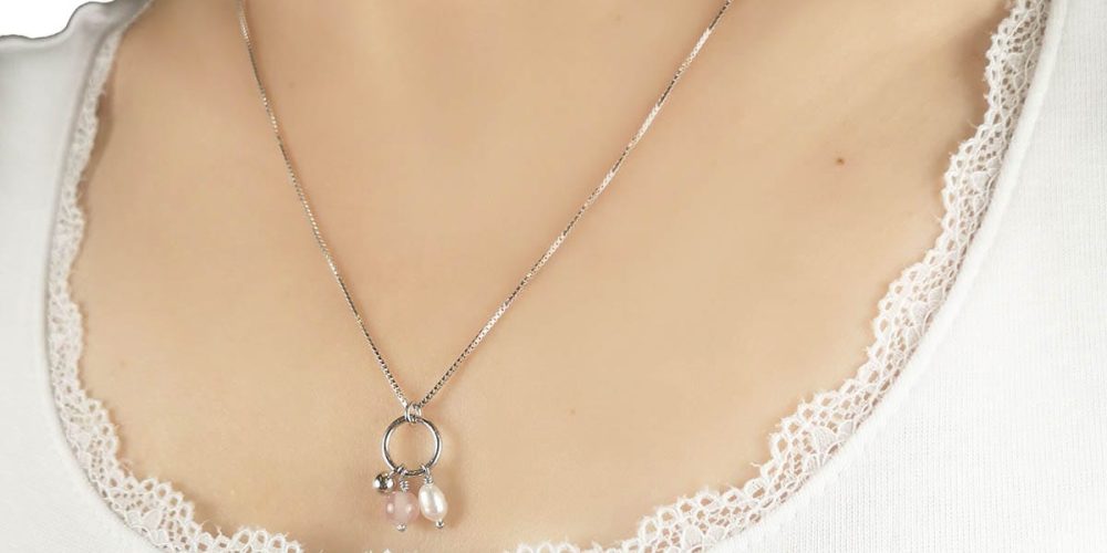 Damski naszyjnik srebrny z kwarcem różowym i perłą PINK TRIO na szyi Kobiecy naszyjnik srebrny z kwarcem różowym i perłą na dekolcie