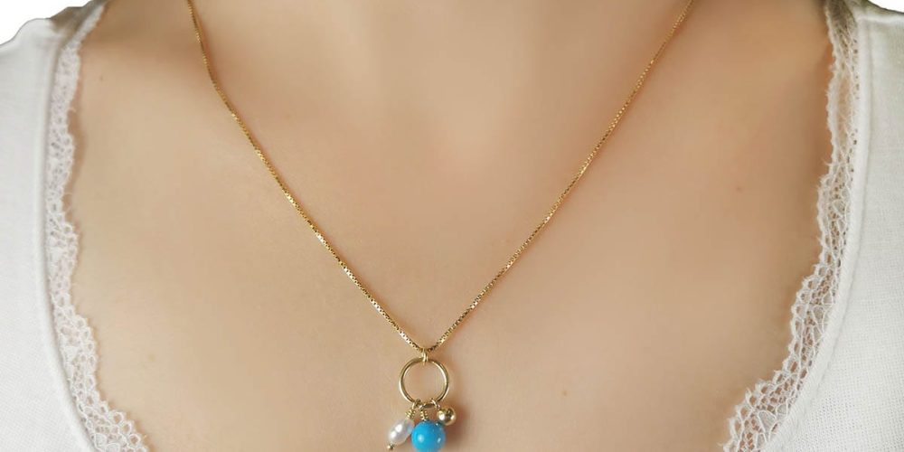 Damski naszyjnik srebrny pozłacany z turkmenitem i perłą SANTORINI na szyji Damski naszyjnik srebrny pozłacany z turkmenitem i perłą na dekolcie