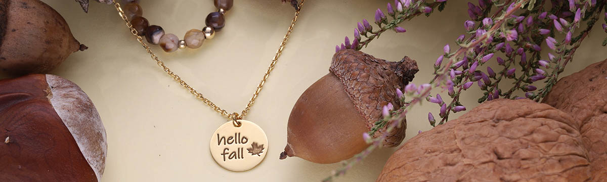 Modna biżuteria na jesień - naszyjnik z napisem hello fall