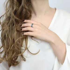 Pierścionek liście klonu na ręce